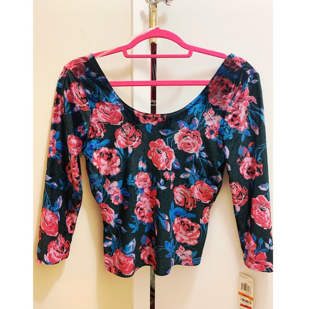 Off shoulder cropped shirt